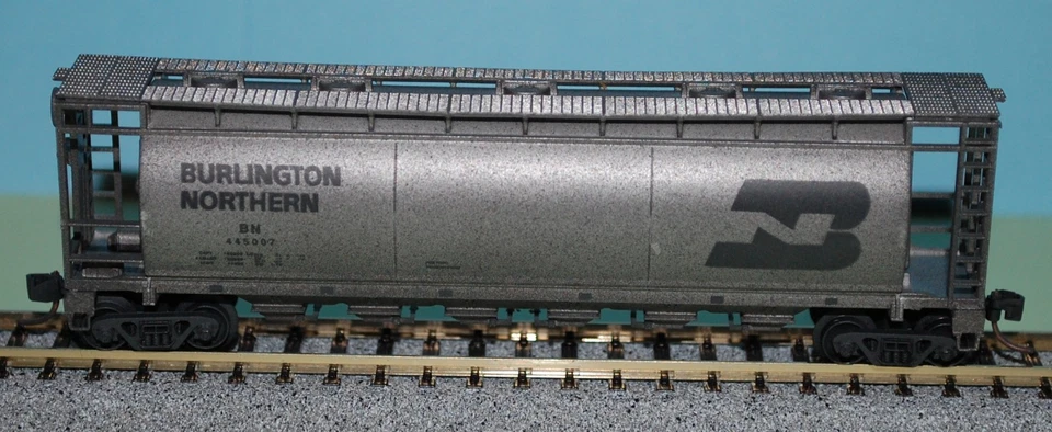 Delaware Valley N Scale-BN 6 bay Cylindrical Hopper car # 445007 - Image 3 of 4