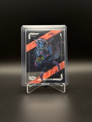 Topps Neon Disney 2026 - Ursula - /5 Buchstütze - Villains Case Hit