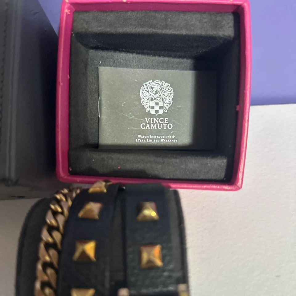 Zapatos de salón clásicos Vince Camuto Kiras charol negro punta abierta tacón de 3" Foto 3 de 4