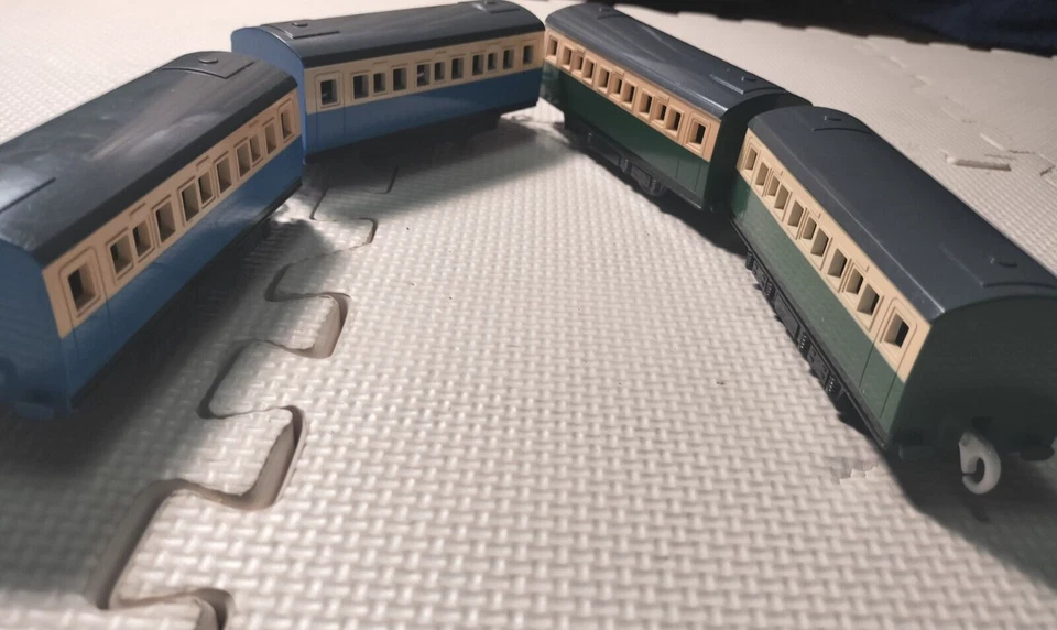 Lote de vagones Tomy Thomas & Friends serie 2 azules 2 verdes pasajeros expresos Foto 4 de 4