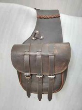 Westernsatteltasche aus Leder mit 3 Riemen & hellbraunen Zippen für Pferd.