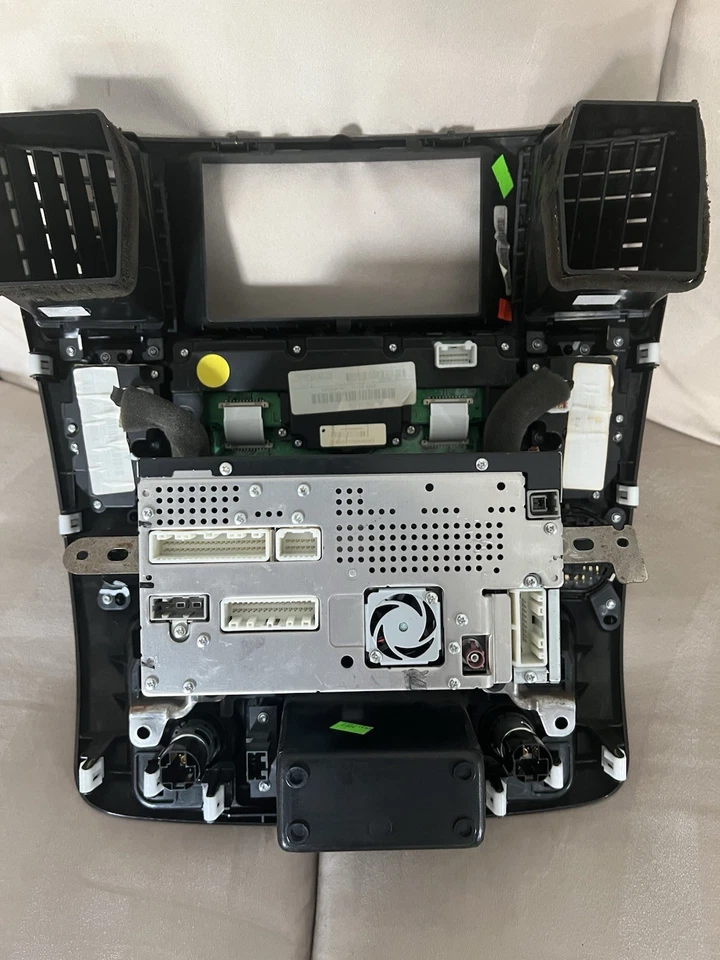 Nissan Armada 08-12, Bose 6 Disk CD Player With GPS and Climate Control - Image 3 of 4