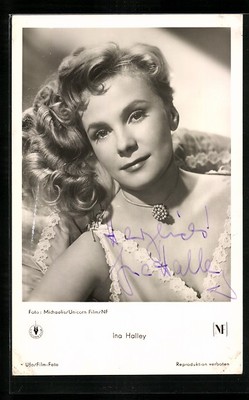 AK Schauspielerin Ina Halley an einen Spiegel gelehnt, mit original Autograph 