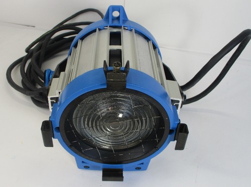 ARRI 650 Plus Tungsten Fresnel Light With Barndoor - Picture 3 of 4