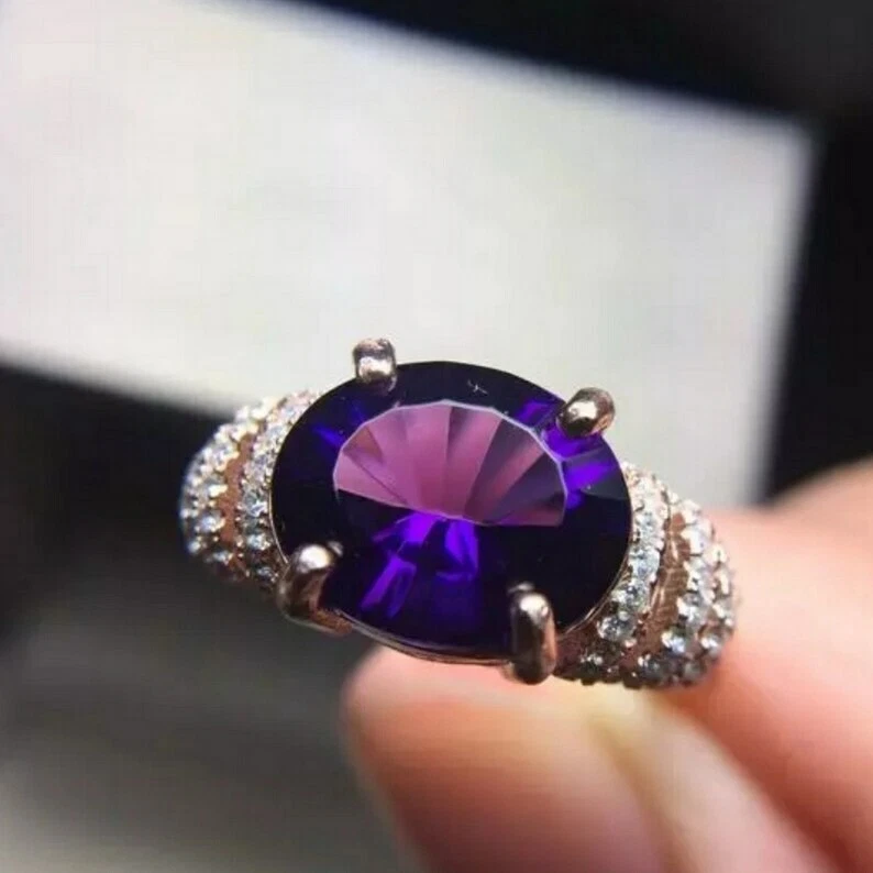 Anillo de halo de amatista simulada ovalada de 2 quilates para hombre enchapado en oro blanco de 14 k plateado Foto 3 de 4