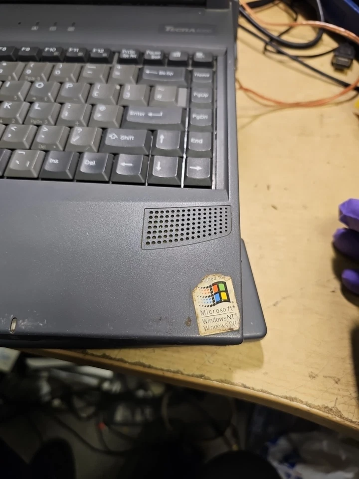 Toshiba Tecra 8000 with Docking Station -NOT POWERING ON THE SCREEN-SPARES/REPAI - Image 4 of 4