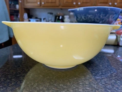VINTAGE 1960s Pyrex 2 1/2 Qt Yellow/Orange "Daisy" #443 Cinderella Mixing Bowl