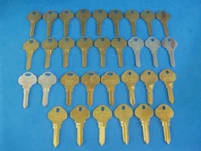 LOT OF THIRTY TWO PIECE CLUB KEY ASSORTMENT THE CLUB STEERING WHEEL LOCK