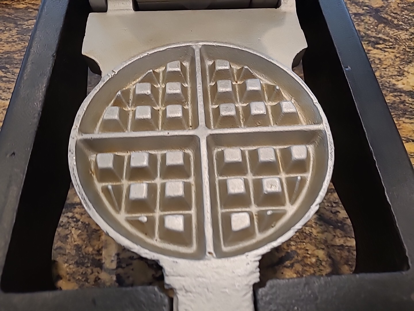 CARBON'S GOLDEN MALT WAFFLE MAKER, RUGGED FS CARBON USA, FAST COMMERCIAL, 110v