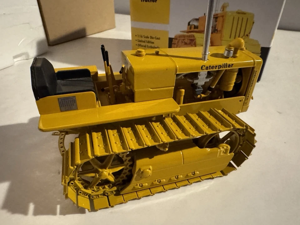 SpecCast 1:16 scale Caterpillar R2 Track-Type Tractor w/Box - Image 3 of 4