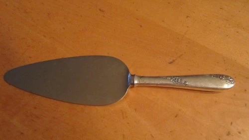 LUNT STERLING SILVER SWEETHEART ROSE CAKE SERVER 9"