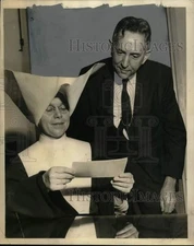 1958 Press Photo Donation for the Dr. Ruth G. Aleman memorial fund - noo50797