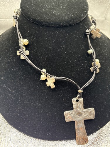 Collana con ciondolo croce di perle finte - Foto 2 di 5