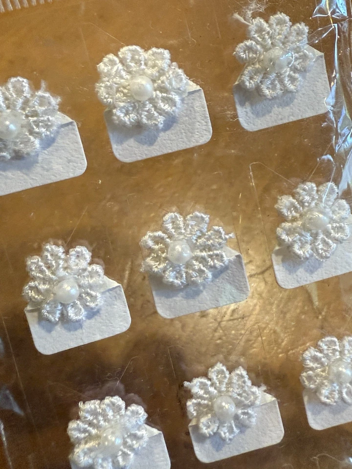 Esquinas de fotos de flores de tela blanca vintage de Jolee’s Boutique Foto 2 de 3