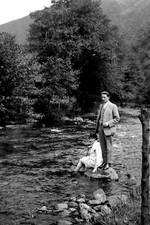 Uomo Piedi Donna Seduta Pietra Rivière - Negativo Foto Antico An. 1920