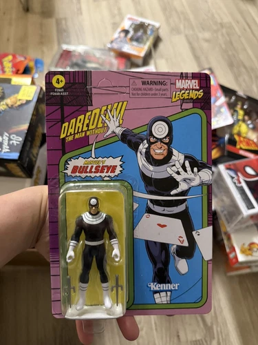 Figura de acción Bullseye Marvel Legends retro (Kenner) 3,75" 2021 sin perforar
