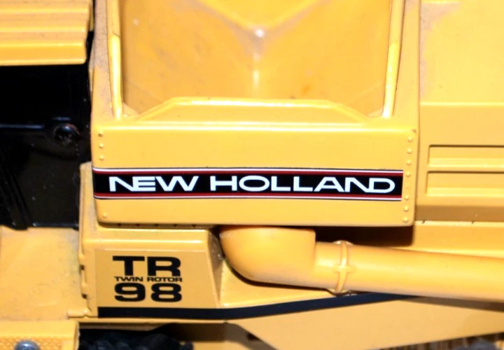 VTG ERTL  1:32 Scale New Holland TR98 Combine W/Corn And Draper Grain Head Loose - Image 3 of 4