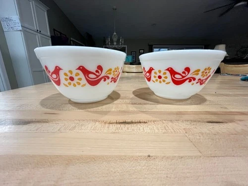 Two Pyrex Friendship 1 1/2 Pint Mixing Bowls