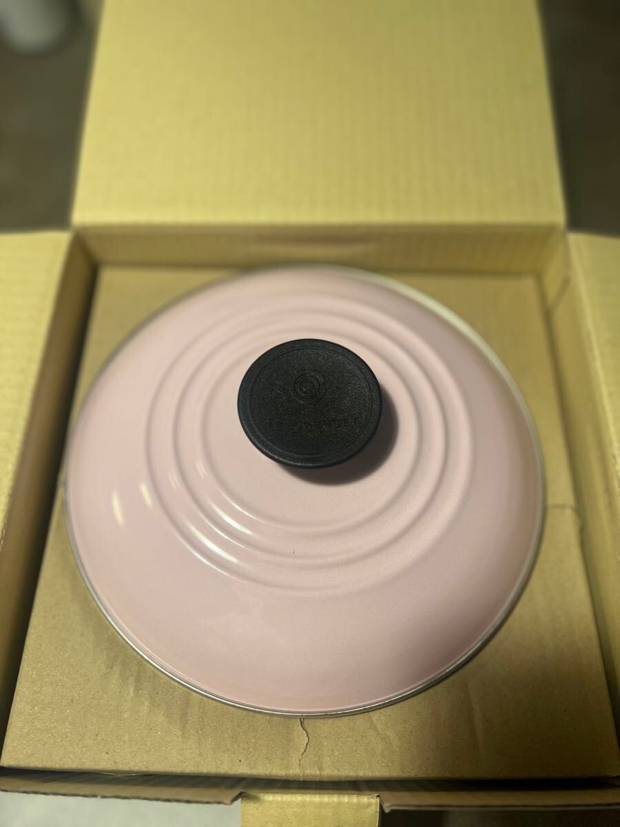 レア　LE CREUSET　ハローキティ　HELLOKITTY　リボンラムカン Hello Kitty Set Of 2 Ribbon Ramekins Tray Pale Rose and Powder