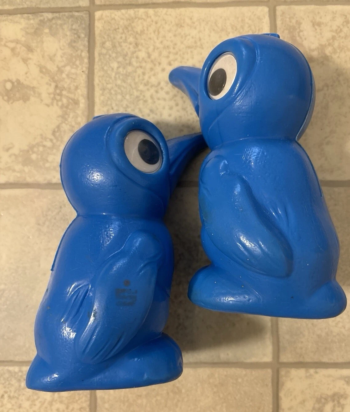 2 x Pinguin, von der Sparkasse aus den 80er Jahren mit Wackelaugen zum Sammeln,