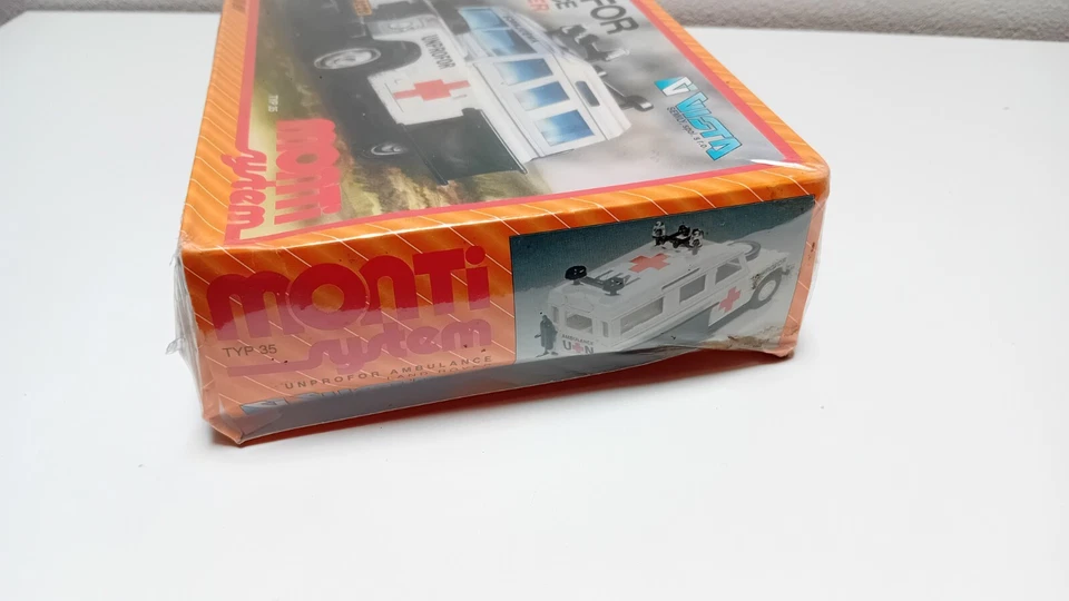 Monti System Unprofor Ambulance Land Rover Scala 1/35 Model Kit - Immagine 2 di 4