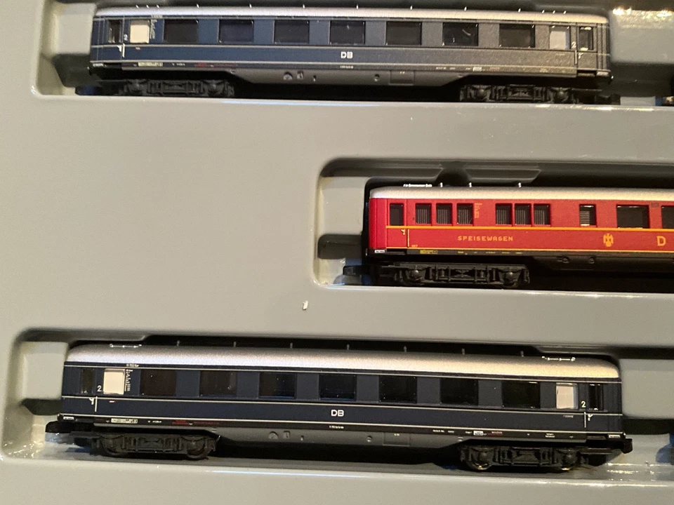 Marklin spur z scale/gauge Express Train Skirted Car Set. - Image 2 of 4