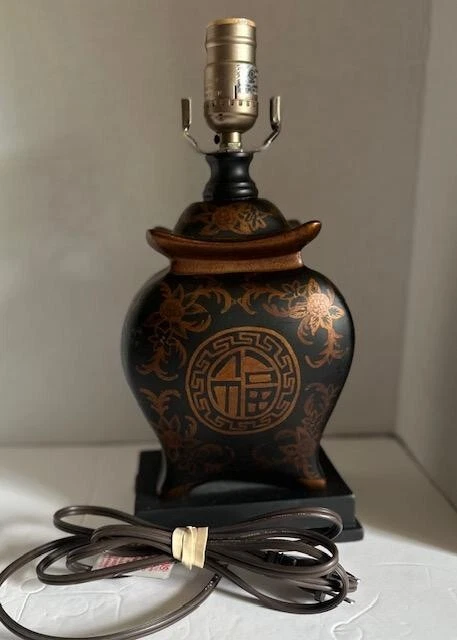 Lámpara de porcelana medallones negros y bronce de 13" Oriental Furniture Foto 4 de 4