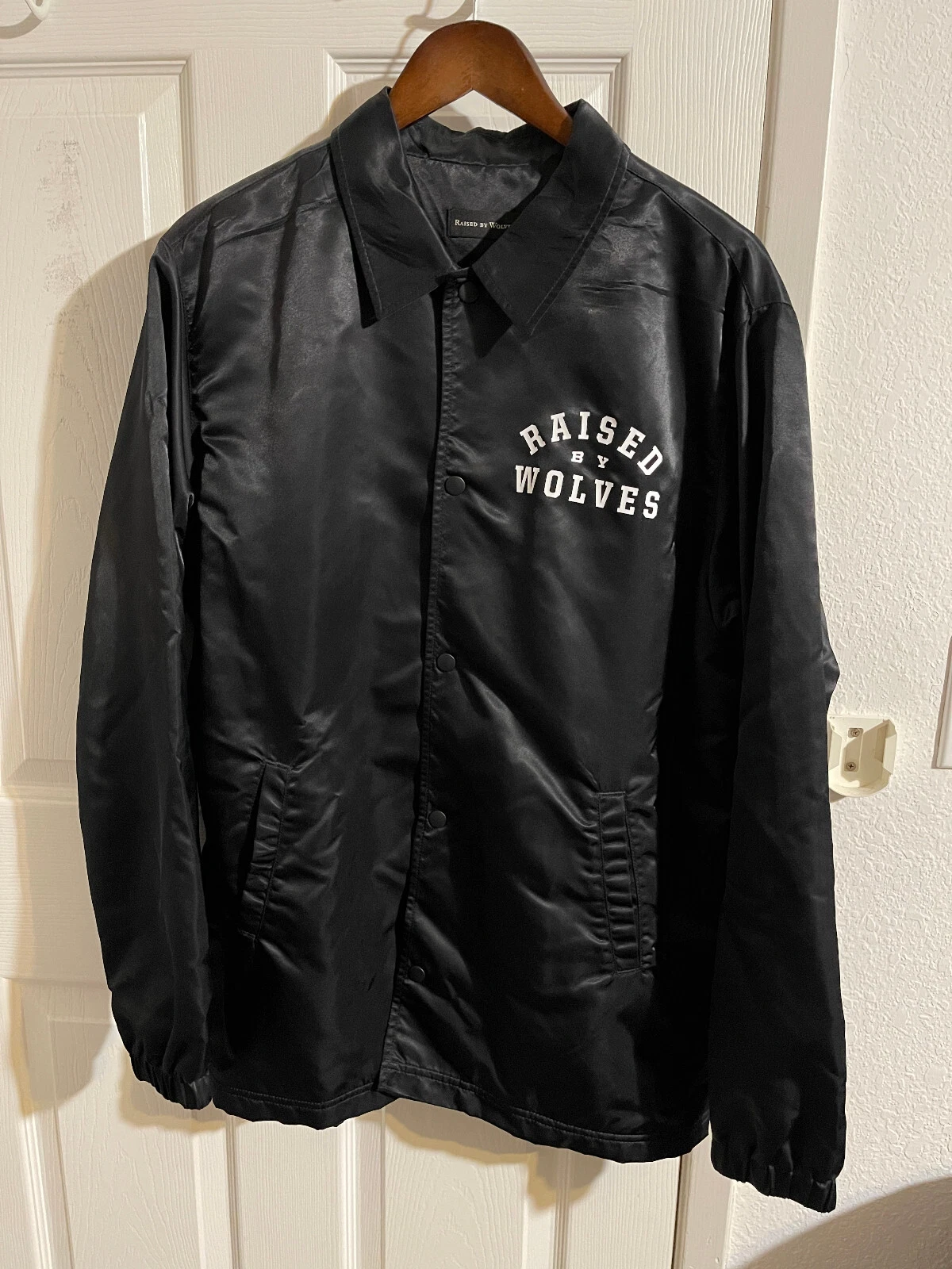 Veste d'entraîneur Raised by Wolves Satin   fabriquée aux États Unis grandes aiguilles capital supreme