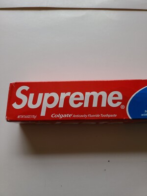 Lot Supreme - Gourde Sigg, Porte-clés Sangle, Dentifrice Colgate, Cartes, Autocollants, Neuf
