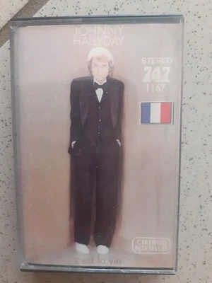 JOHNNY HALLYDAY 1 K7 audio C'est la vie LABEL 747 DRAPEAU SUR LA JAQUETTE - Photo 1/2