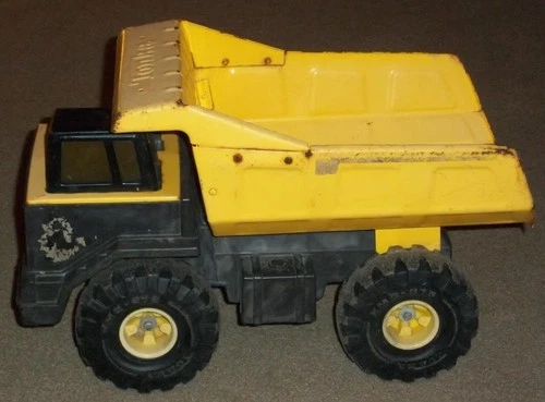 LARGE TONKA YELLOW METAL AND PLASTIC DUMP TRUCK,  XMB-975, 1999 HASBRO INC.