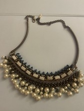 Schmuck von Zara mit blauen Steinen und Kunstperlen.