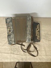 Ancien accordéon Sibylla Brand dans son jus à restaurer
