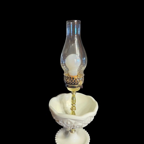 Lampada uragano vetro latte vintage McKee Toltec ciotola caramelle 19,75" vassoio portagioie hobnail - Foto 5 di 10