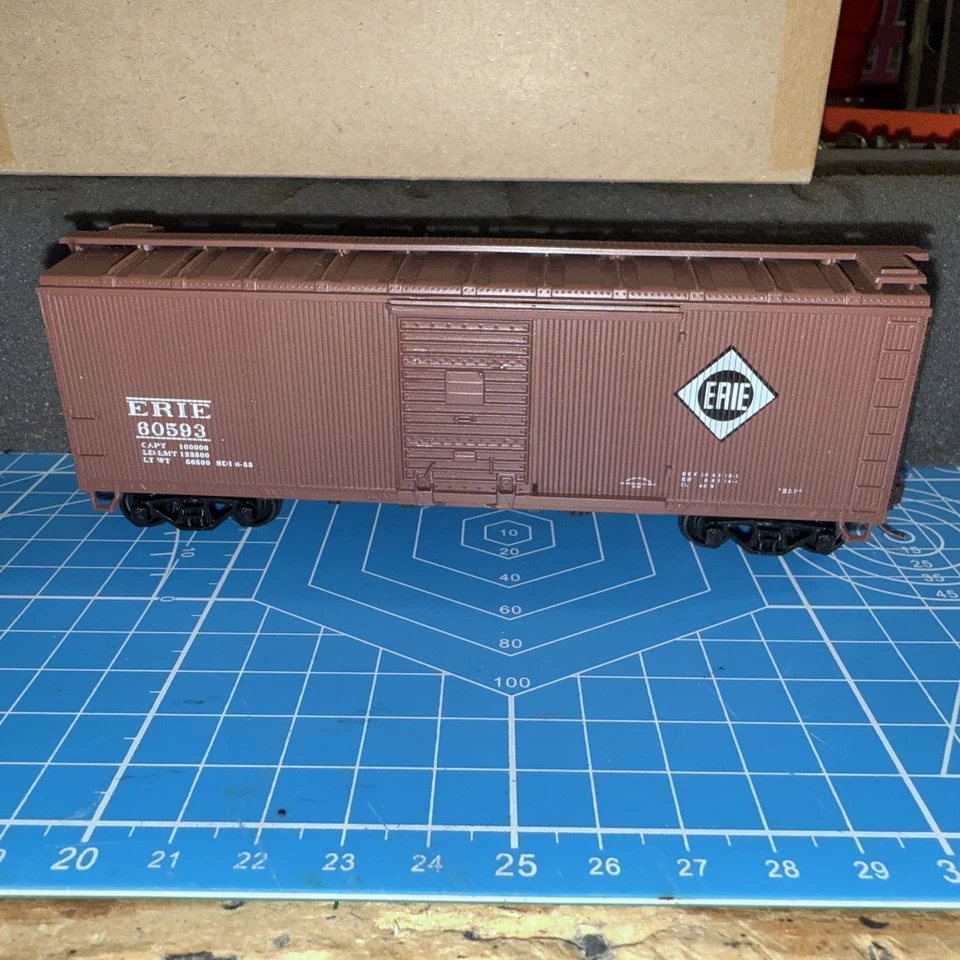 Athearn 5232 Erie 40 ft Wood Sheathed Boxcar 60592 HO Scale - Image 4 of 4