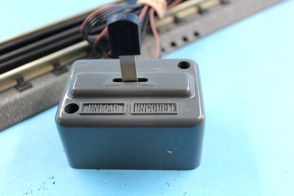 MTH O GAUGE SOLID BRASS UNCOUPLER UNLOADER SECTION WITH CONTROL - Image 2 of 3