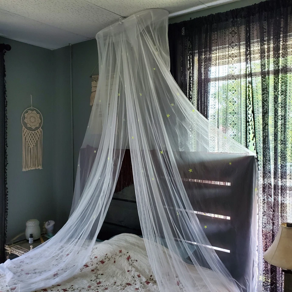 Cama redonda de malla con dosel blanco con estrellas de neón amarillas habitación infantil princesa Foto 2 de 4