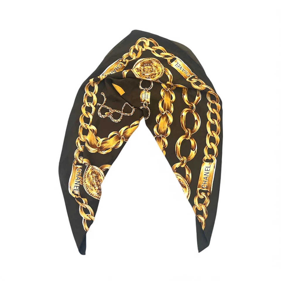 Bufanda de seda con cadena dorada Chanel Foto 2 de 4
