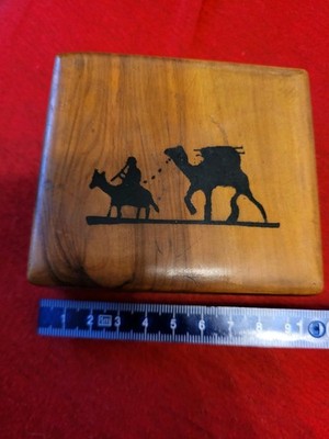 Holzkästchen (10cm), mit Sammlung von Zigarrenbändern