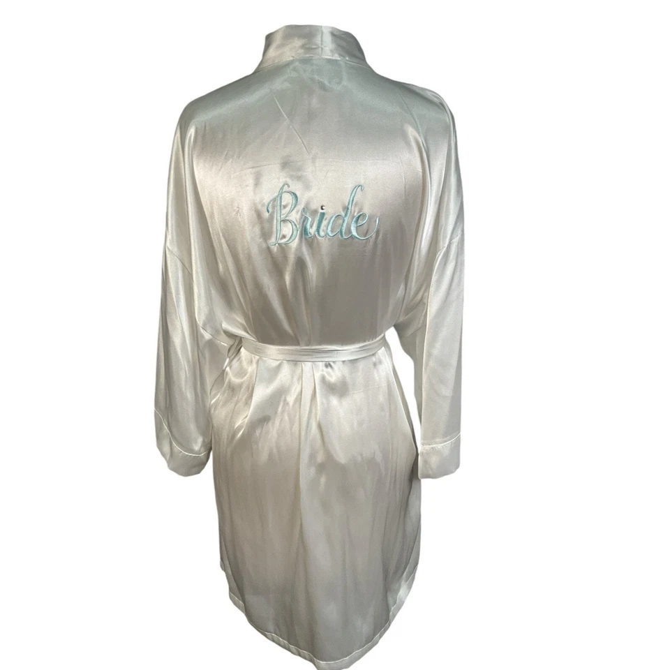 Bata Blanca Novia Línea Donatella Talla M/L Novia Letras Azules en la Espalda Foto 3 de 4