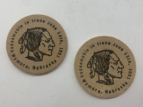 Wooden Nickel Wymore Nebraska Centennial 1981 2 Vintage Tokens (a9) - 第 1/3 張圖片