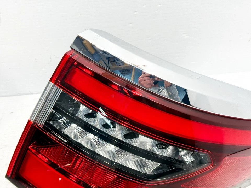 Conjunto de lámpara LED de luz trasera lateral derecha para pasajero Nissan Armada 2021-2024 OEM Foto 3 de 4