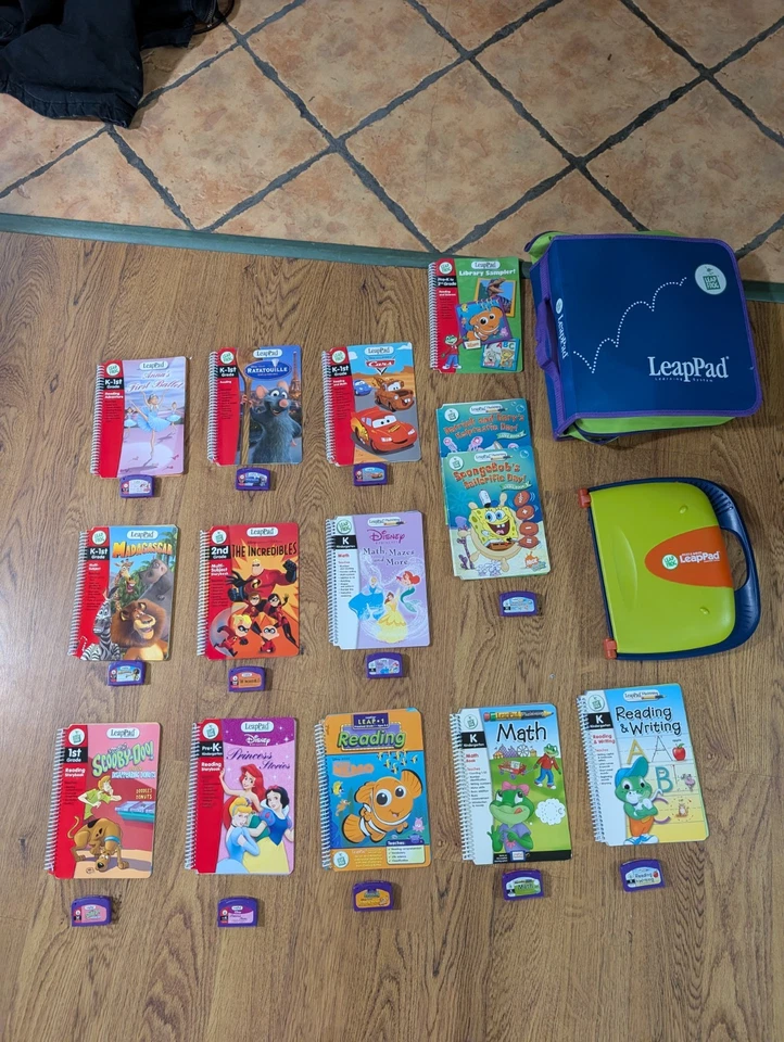 Sistema de aprendizaje LeapFrog LeapPad 10 cartuchos 10 libros con estuche de carpeta y extras Foto 3 de 4