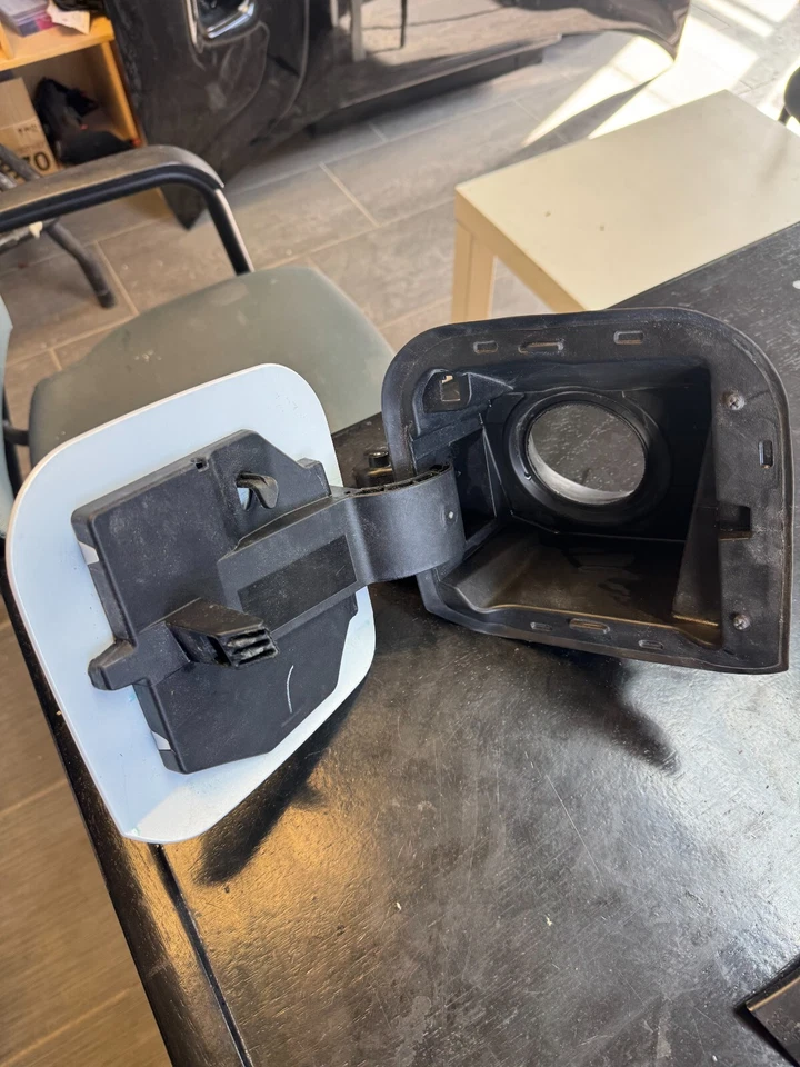 Nissan RS 2023 carcasa de llenado de combustible puerta Foto 3 de 3