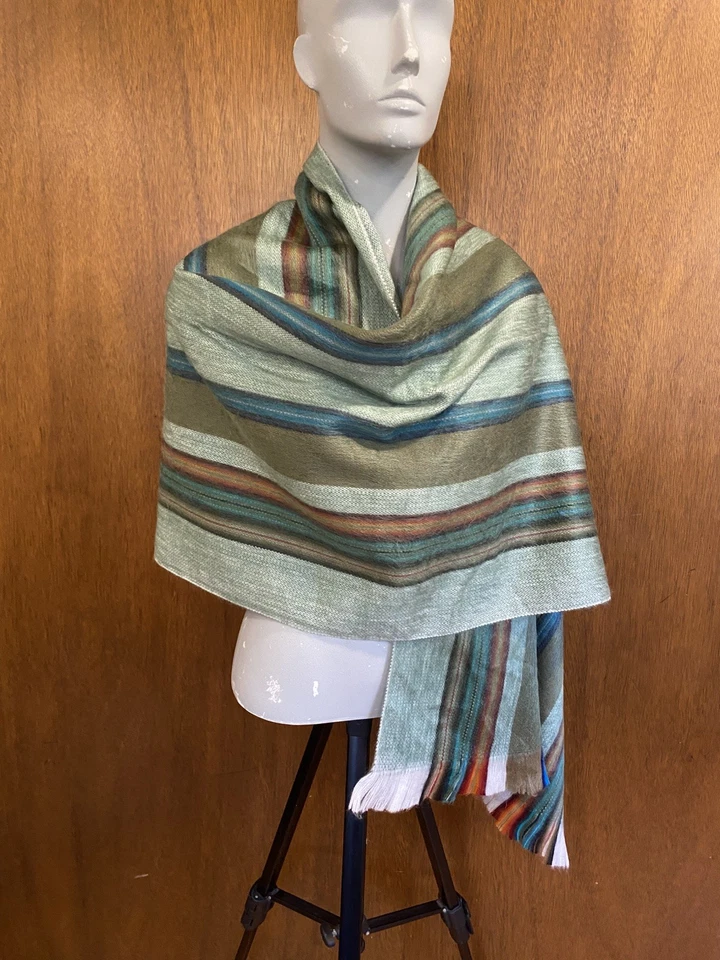 Capa envolvente chal bufanda mezcla lana alpaca. Verde Claro 72"x24" Hecho en Ecuador Foto 2 de 4