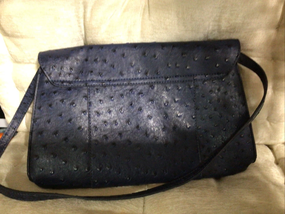 Bolsa tiracolo Merona envelope texturizado marinho com fecho de pressão - Imagem 2 de 3