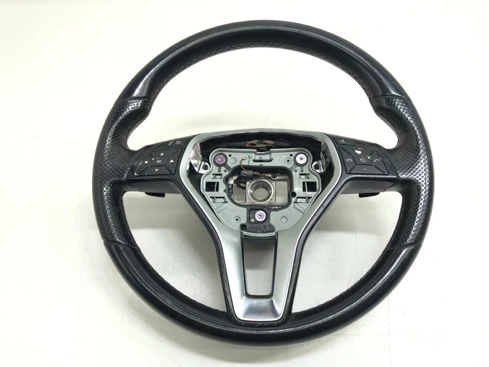 Volante Mercedes-Benz CLS550 2012-2018 con palancas de cambio OEM. Foto 2 de 4
