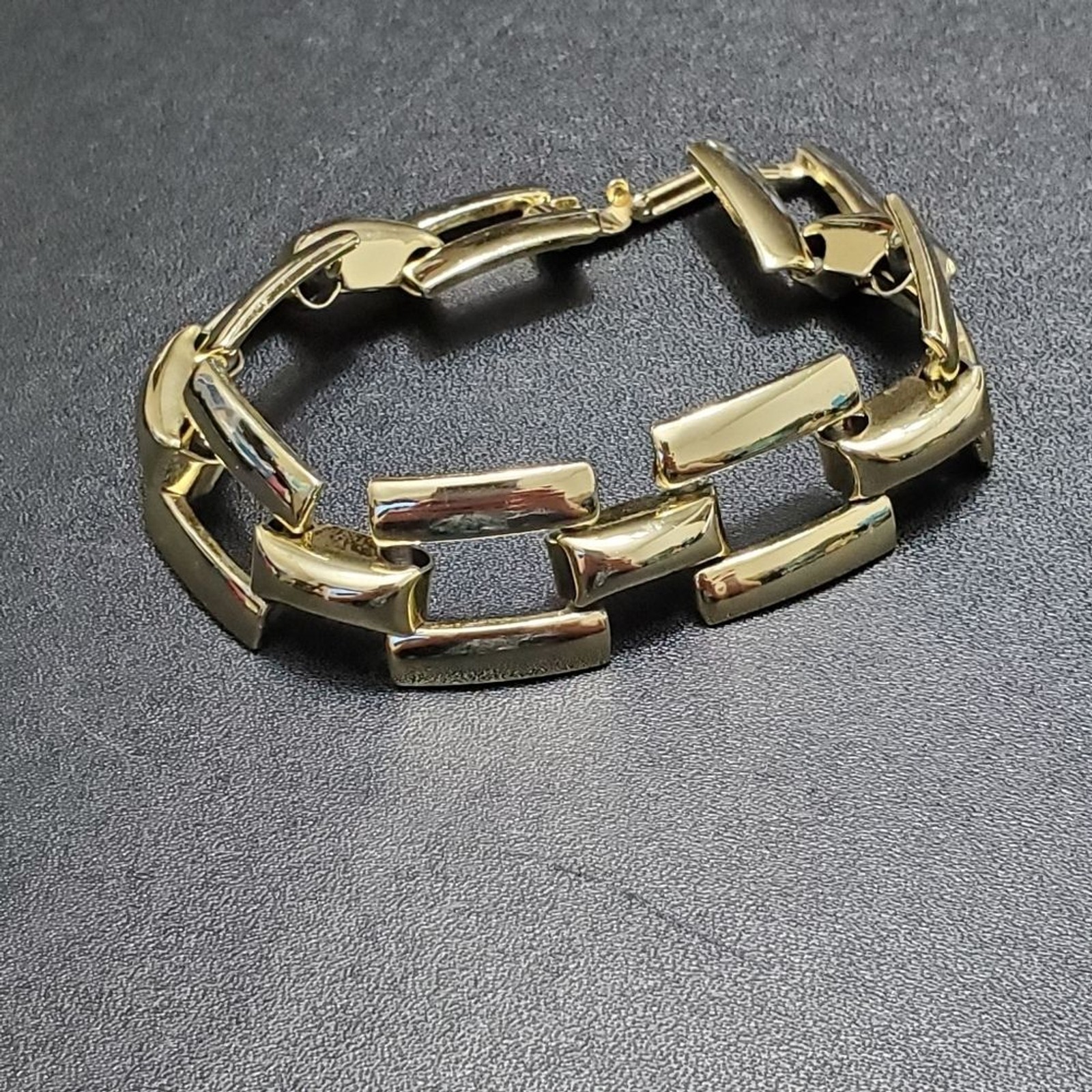 Vintage gold tone rectangular looking bracelet 7.… - image 7