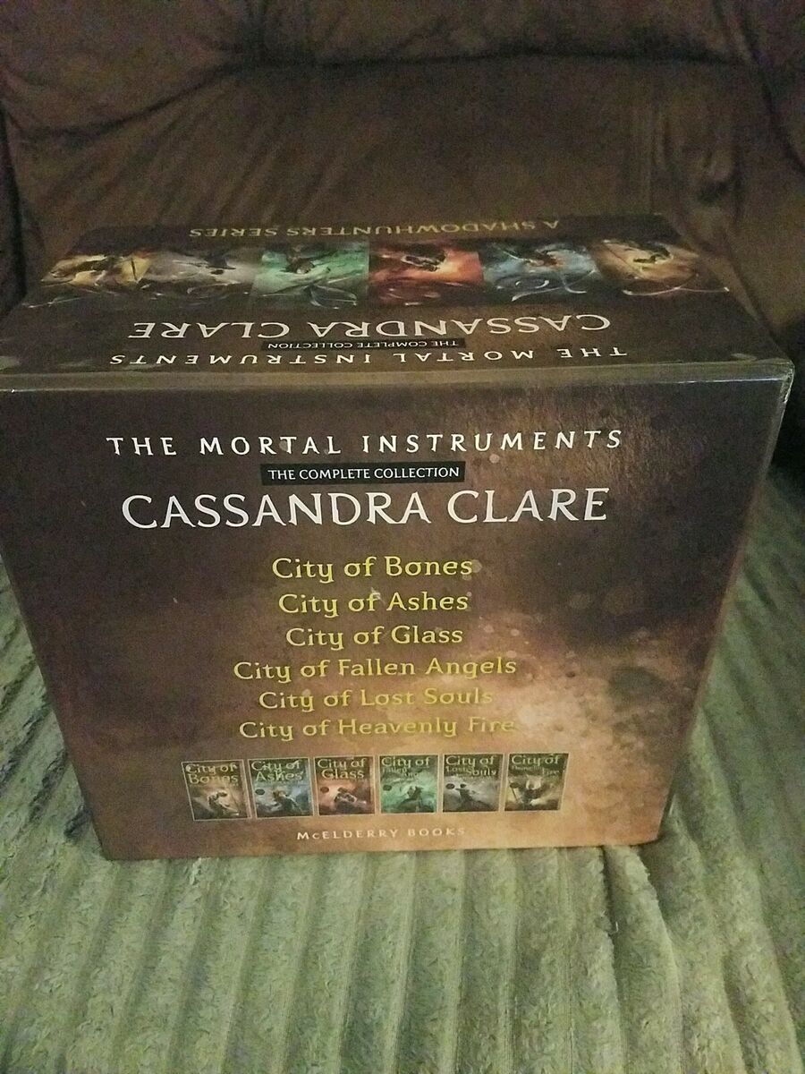 Cassandra Clare The Mortal Instruments 7 Books Collection Set (City of  Bones, City of Ashes, City Glass, City of Lost Soul, City of Fallen Angels,  City of Heavenly Fire & The Shadowhunter's