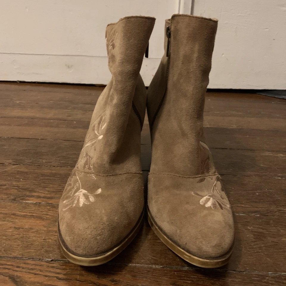 Botines Lucky Brand Elenor Gamuza Cuero Beige Bordado Floral Tacones 9.5 Foto 2 de 4